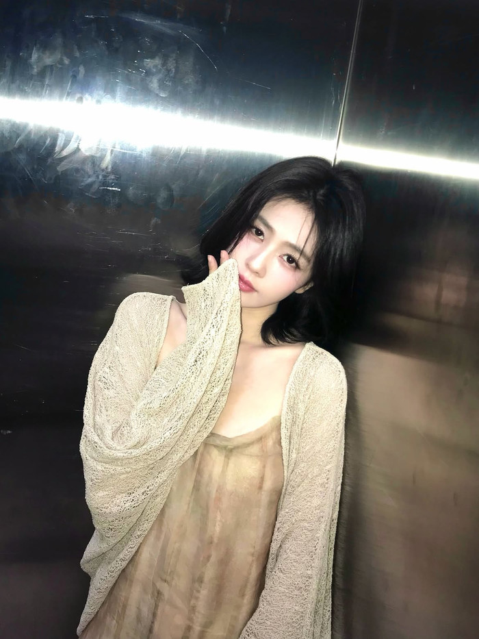 Trong loạt ảnh được chia sẻ, Bạch Lộc mặc trang phục tông be, phối áo khoác mỏng bên ngoài cùng thiết kế hai dây. (Ảnh: ISNV)