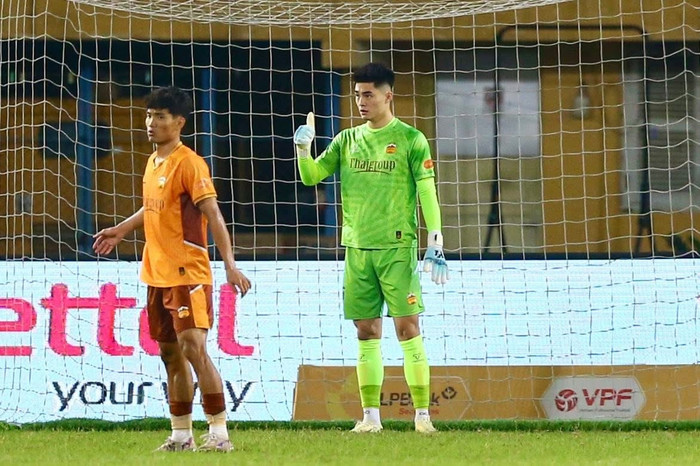 Thủ môn Trần Trung Kiên đã trải qua một trận đấu đáng quên khi HAGL nhận thất bại nặng nề trước Nam Định ở vòng mở màn V.League 2026-2027. Ảnh: HAGL