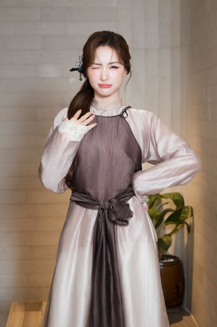 Hòa Minzy chia sẻ câu chuyện dở khóc dở cười về con trai.