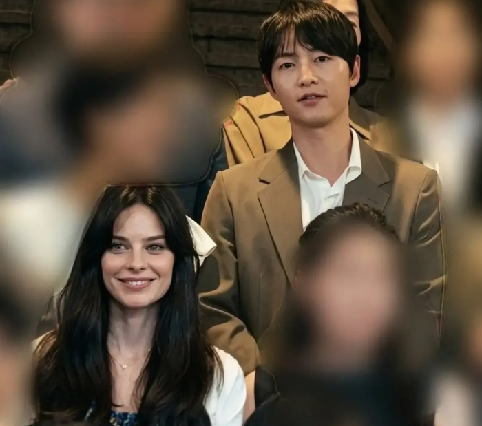 Tin đồn Song Joong Ki và Katy Louise Saunders ly hôn từng xuất hiện trên mạng xã hội, nhưng không có thông báo xác nhận từ hai người hay phía đại diện.