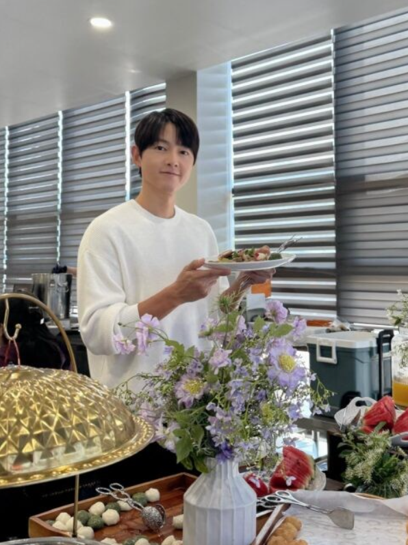 Bảy năm sau cuộc hôn nhân đầu tiên kết thúc, Song Joong Ki hiện duy trì sự nghiệp diễn xuất song song với cuộc sống gia đình bên vợ và hai con.