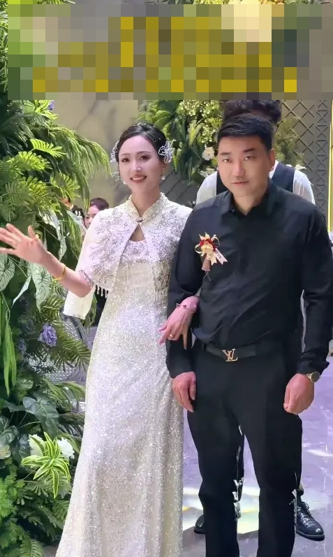 Mẹ chú rể 'gây sốc' trong đám cưới con trai Ảnh 2