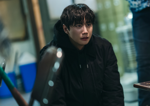 Lee Jun Young gây chú ý với khoảnh khắc quỳ gối cầu xin cho cha.