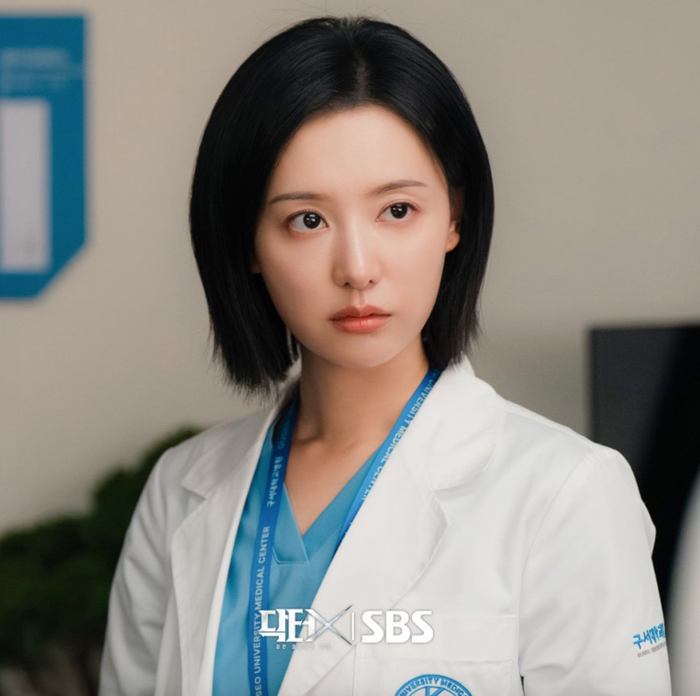 Tạo hình của Kim Ji Won trong Doctor X khác biệt rõ rệt so với hình ảnh nữ chính Hong Hae-in của Nữ hoàng nước mắt. Ảnh: SBS