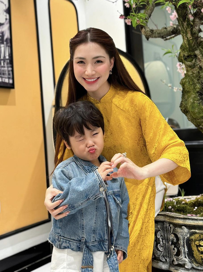 Bé Bo cho biết vì không đủ chỗ viết nên chỉ kể về công việc của bố, Hòa Minzy bị cho 'ra rìa'.