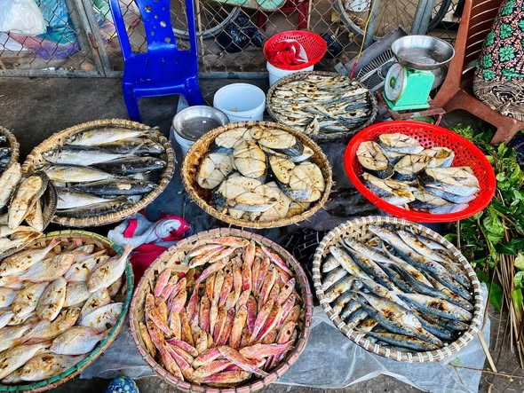 Vẻ đẹp của quê nhà bà xã Hồ Văn Cường qua những buổi chợ quê Ảnh 3