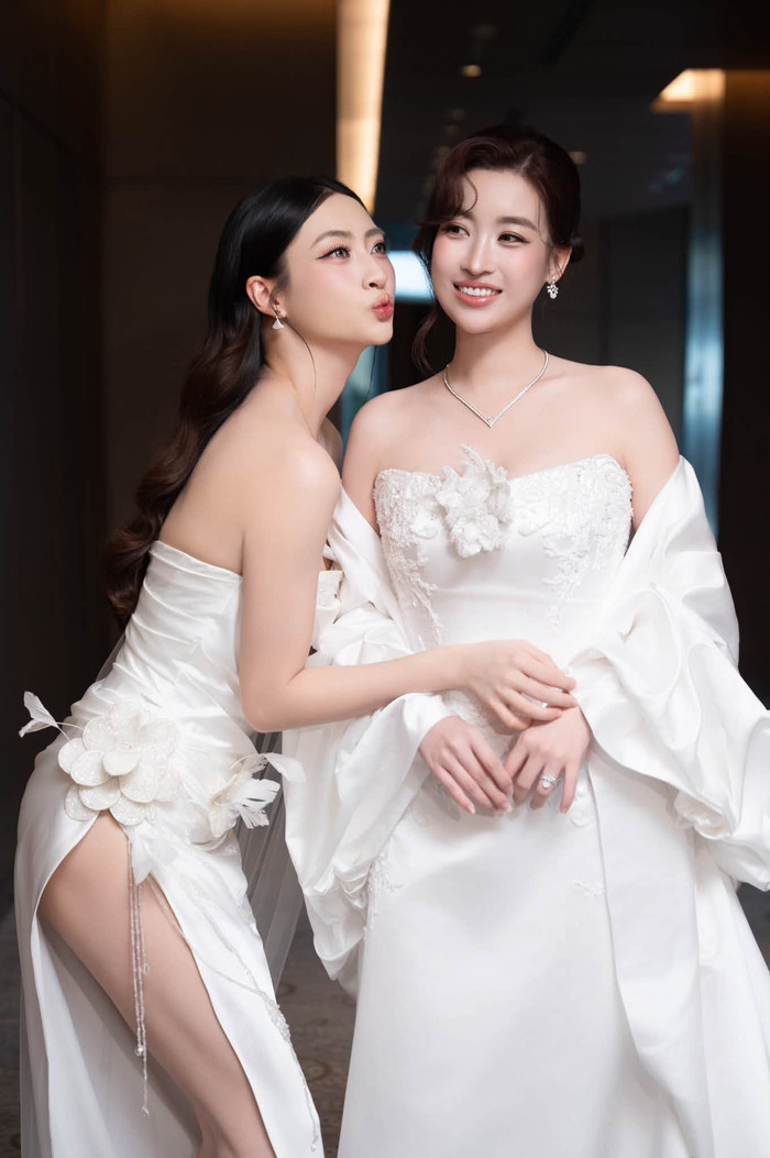 Lương Thùy Linh thân thiết 'đọ sắc' bên Đỗ Mỹ Linh.