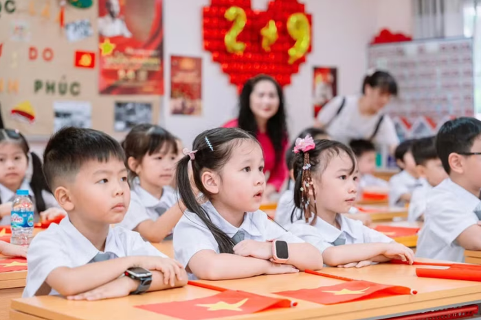 Học sinh Trường Tiểu học Yên Hòa, Hà Nội chào đón năm học mới 2026-2027. Ảnh: Đình Tuệ.