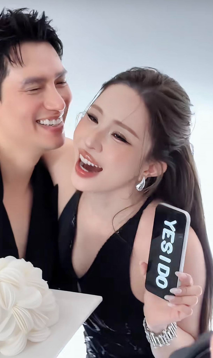 Việt Anh và Quỳnh Nga hạnh phúc lưu giữ khoảnh khắc đẹp bên nhau.