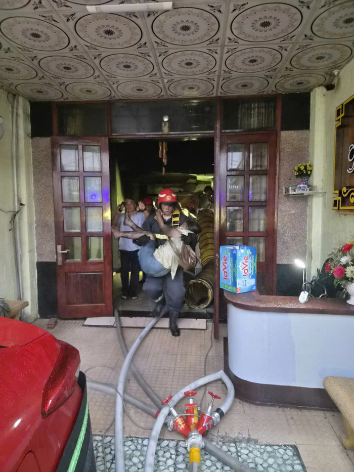 Nhiều người không thể đi được, lực lượng cảnh sát ẵm ra ngoài - Ảnh: PC07&nbsp;