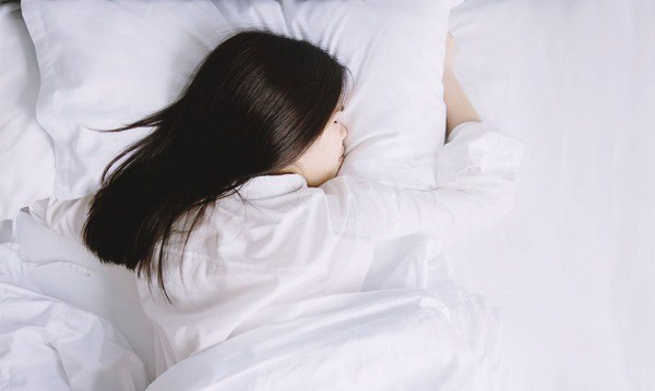 3 thói quen sau bữa tối có thể khiến giấc ngủ bị ảnh hưởng Ảnh 1