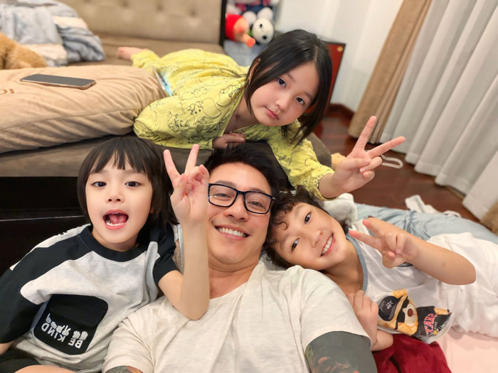 Tuấn Hưng cùng 3 em bé đáng yêu của anh.