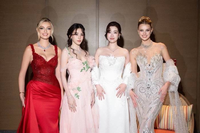 Đỗ Mỹ Linh chung khung hình với Tiểu Vy, Miss World 2021 và Miss World 2024.&nbsp;