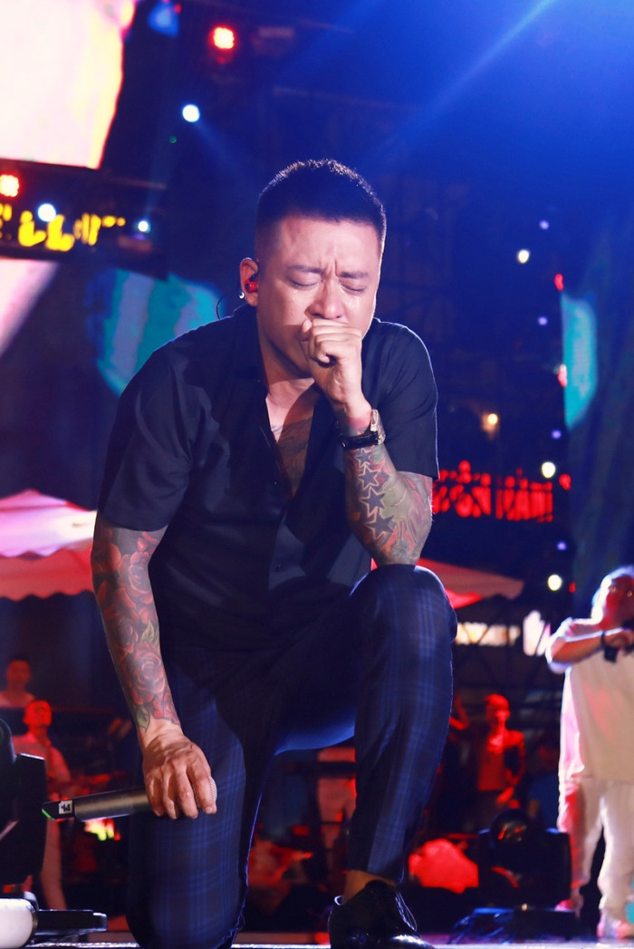 Nam ca sĩ Tuấn Hưng nhận được nhiều sự quan tâm sau quyết định đưa gia đình sang Mỹ định cư.
