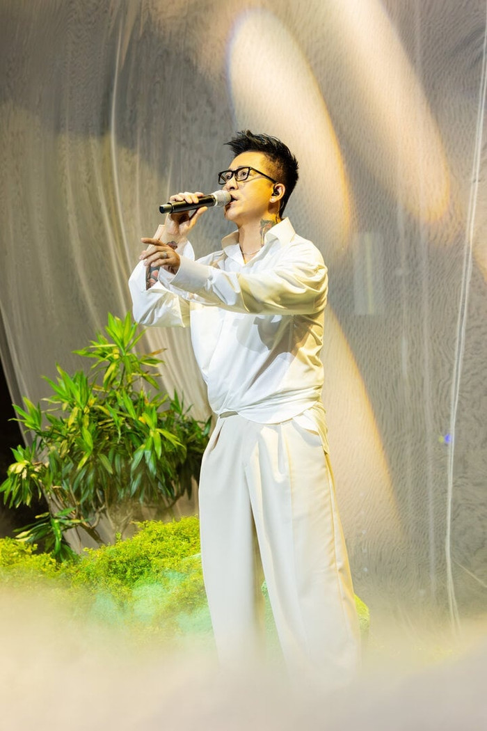 Tuấn Hưng vẫn chưa có cập nhật mới về công việc ca hát sau khi sang Mỹ.