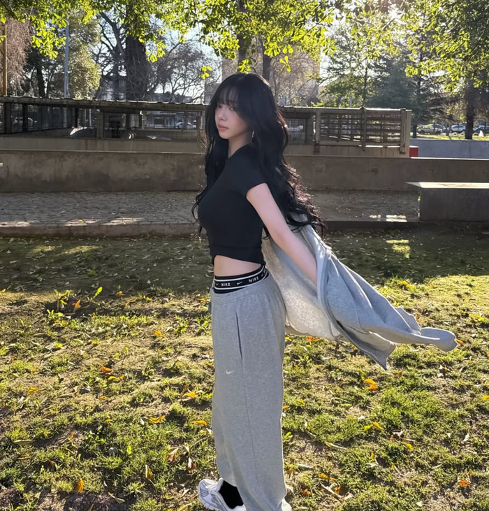 Karina (aespa) khoe khéo vòng eo thon gọn Ảnh 4