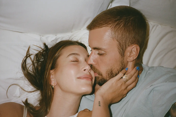 Ở một bức ảnh khác, Justin nhẹ nhàng đặt nụ hôn lên má Hailey.