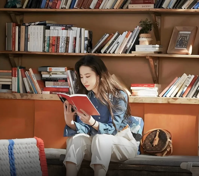 Lưu Diệc Phi duy trì thói quen đọc sách nhiều năm. Ảnh: Weibo