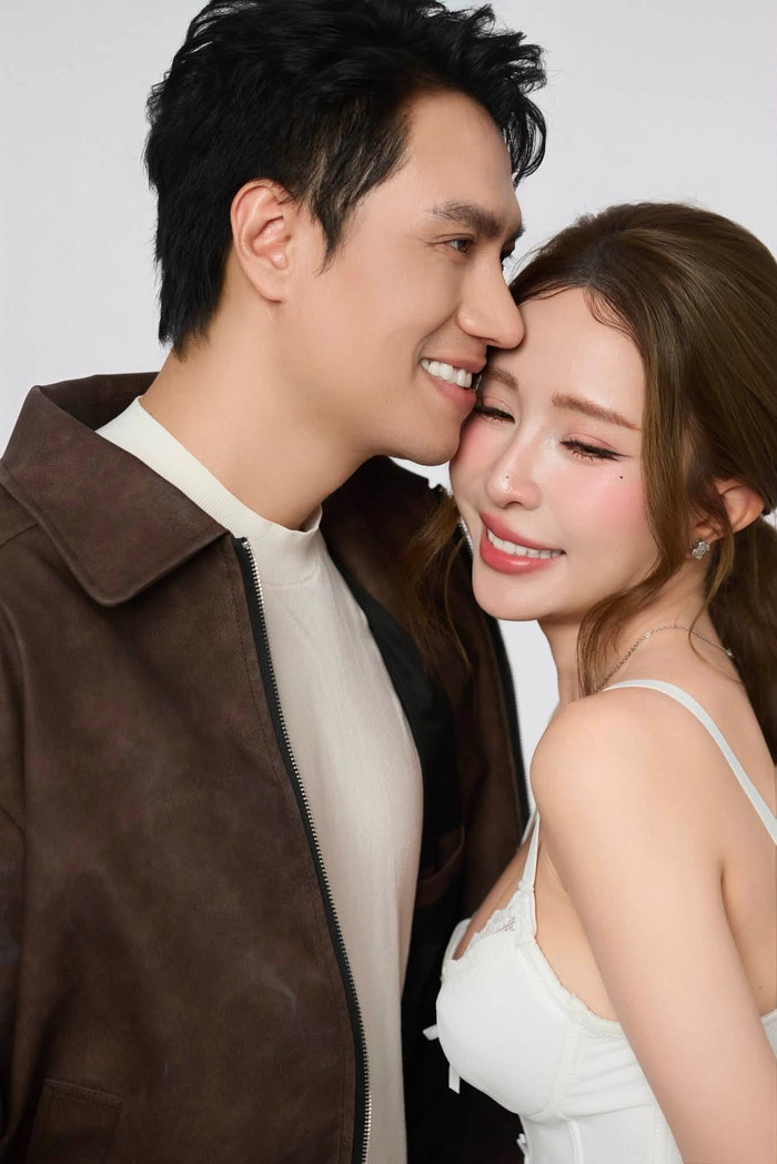 Sau nhiều năm kín tiếng và từng khẳng định chỉ là bạn bè, Việt Anh và Quỳnh Nga hiện ngày càng thoải mái chia sẻ chuyện tình cảm trước công chúng.