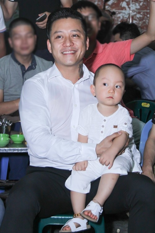 Tuấn Hưng cùng con trai Su Hào ngày bé.