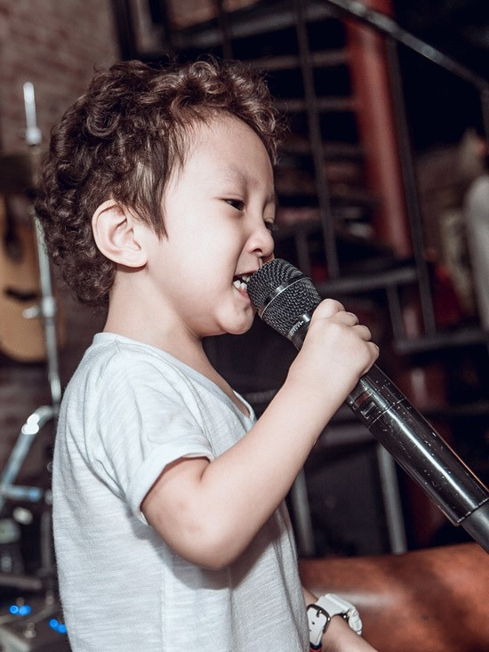 Từ nhỏ, Su Hào đã bộc lộ niềm yêu thích với nghệ thuật.
