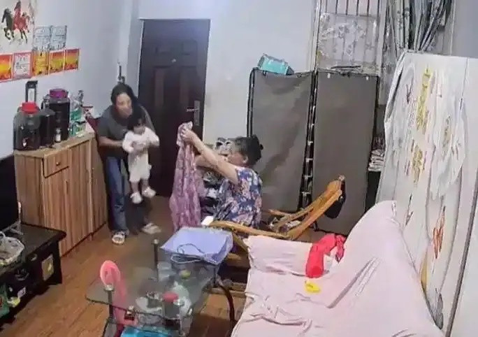 Con dâu bỏ tiền mua quần áo mới tặng mẹ chồng, nhận lại một câu nói khiến nhiều người chạnh lòng Ảnh 2
