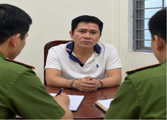 &nbsp; &nbsp;&nbsp;Đối tượng Lương Công Thạnh khai báo tại Cơ quan Điều tra. Ảnh:&nbsp; Trang TTĐT Công an tỉnh Đắk Lắk