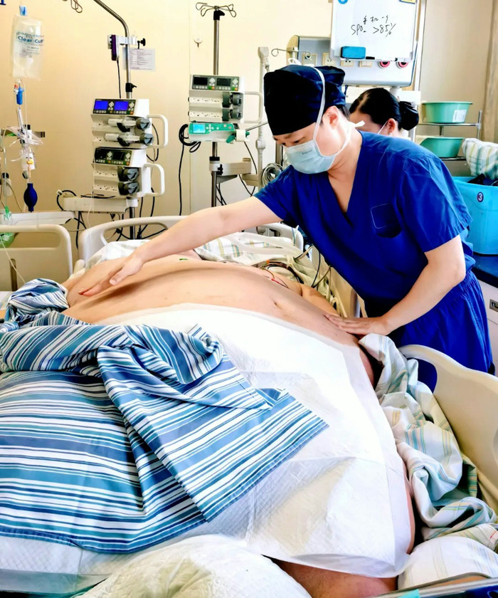 Người đàn ông nặng 317 kg nhập viện, 12 y bác sĩ mới di chuyển nổi Ảnh 2