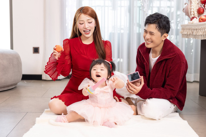 Puka và Gin Tuấn Kiệt tận hưởng cuộc sống gia đình bên con gái. Ảnh: FBNV
