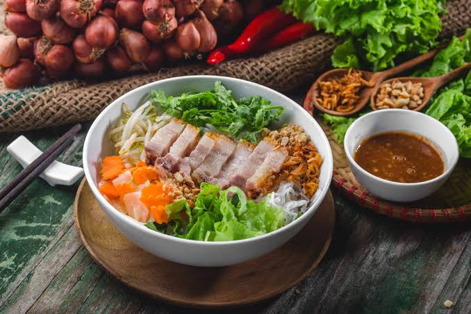 Về quê Mỹ Tâm ăn gì nếu đã quá quen mì Quảng, bánh tráng cuốn thịt heo? Ảnh 2