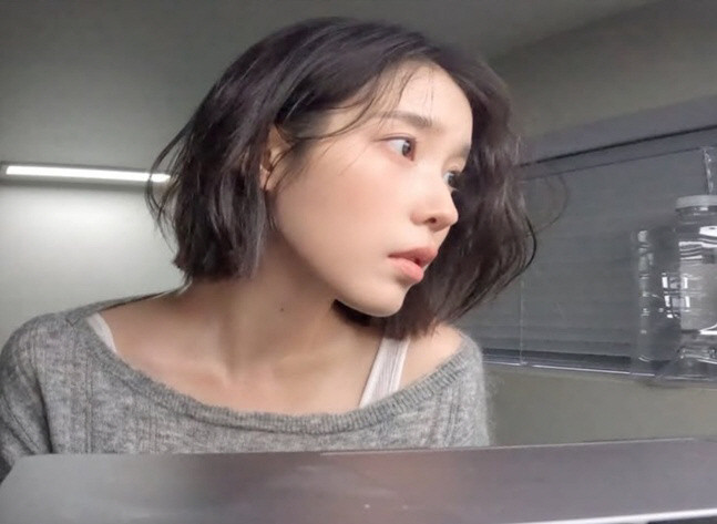 IU 'lột xác' với hình ảnh mới sau chia tay Lee Jong Suk.&nbsp;