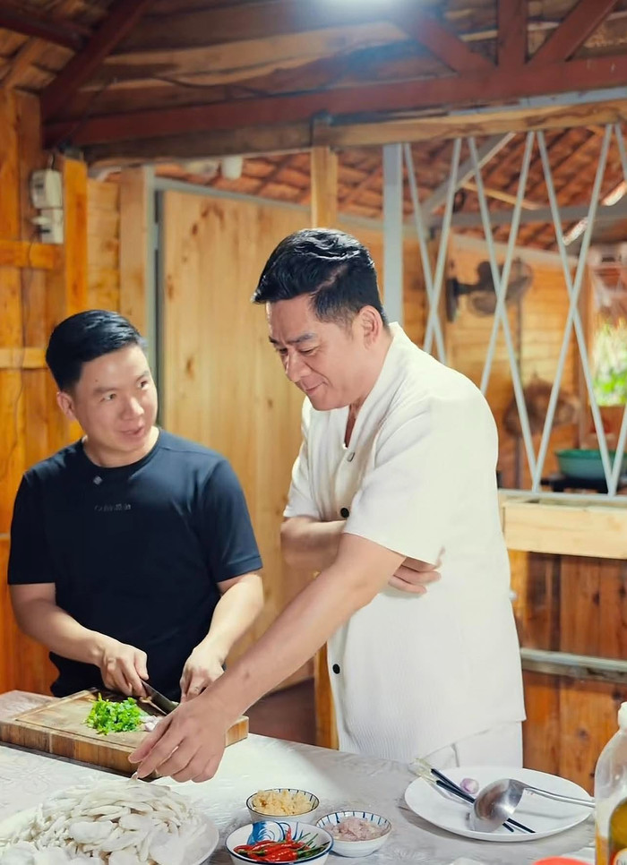 Huỳnh Anh Tuấn trở về căn chòi lá ở quê sau thời gian tập trung điều trị bệnh, phục hồi sức khỏe. (Ảnh chụp màn hình từ TikTok Đi Cùng Linh)
