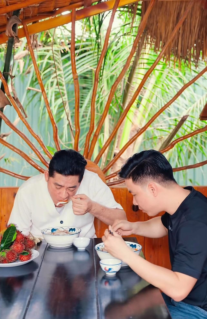 Nhiều khán giả bày tỏ sự tiếc nuối khi Huỳnh Anh Tuấn không còn quay nhiều clip nấu ăn ở căn chòi lá tại quê như trước. Hiện tại, nam diễn viên tập trung nghỉ ngơi, hồi phục sức khỏe. (Ảnh chụp màn hình từ TikTok Đi Cùng Linh)