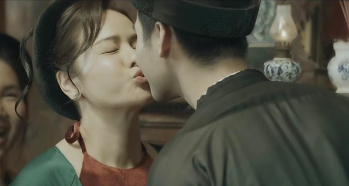 Nhật Kim Anh 'khóa môi' chàng trai kém 14 tuổi.&nbsp;