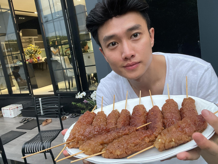 Quốc Trường tự tay chuẩn bị những món ăn cho bữa cơm tại nhà.