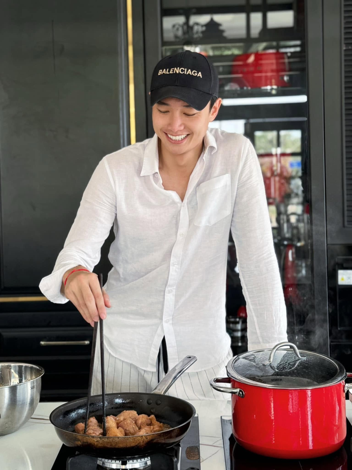 Những lần nam diễn viên trổ tài nấu nướng trong căn bếp của mình.