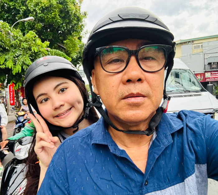 Quyền Linh khiến khán giả thích thú với khoảnh khắc giản dị bên con gái Hạt Dẻ. (Ảnh: FBNV)