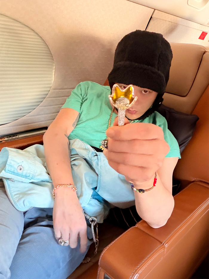 G-Dragon thu hút sự chú ý khi hé lộ cuộc sống trên hành trình world tour.