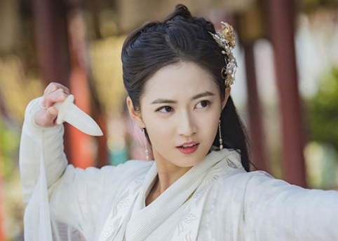 Triệu Mẫn chủ động theo đuổi hạnh phúc, trong khi Chu Chỉ Nhược dần bị cuốn vào những ràng buộc của môn phái.