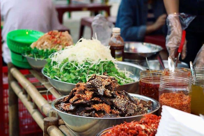 Về đêm, Đà Nẵng có vô vàn hàng quán và món ngon để du khách chọn lựa. Ảnh: Sưu tầm