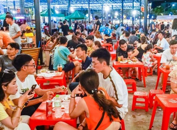 Về đêm, từ vỉa hè đến hàng quán sang trọng, đâu đâu cũng tấp nập. Ảnh: Sưu tầm