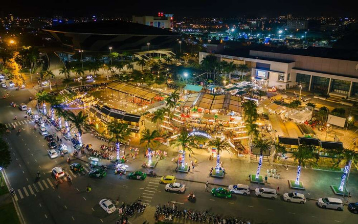 Về đêm, từ vỉa hè đến hàng quán sang trọng, đâu đâu cũng tấp nập. Ảnh: Sưu tầm