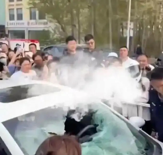 Người vợ cùng nhóm bạn chặn xe chồng trước bệnh viện, cảnh tượng sau đó khiến đám đông sững sờ Ảnh 3