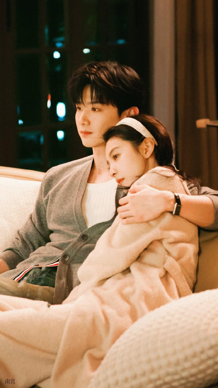 Khó Dỗ Dành tiếp tục khai thác câu chuyện tình yêu trưởng thành thông qua mối quan hệ giữa Tang Diên và Ôn Dĩ Phàm, do Bạch Kính Đình và Chương Nhược Nam đảm nhận. Hai người từng là bạn học và có tình cảm dành cho nhau nhưng phải xa cách vì biến cố gia đình của Ôn Dĩ Phàm. Chín năm sau, họ tình cờ gặp lại và trở thành bạn cùng nhà. Những tổn thương trong quá khứ khiến cả hai không dễ dàng mở lòng, vì vậy câu chuyện tập trung nhiều hơn vào quá trình khôi phục niềm tin và đối diện với tình cảm đã từng bỏ lỡ. Đây cũng là điểm giúp bộ phim tạo khác biệt so với những câu chuyện tình yêu thuần túy xoay quanh rung động tuổi trẻ.