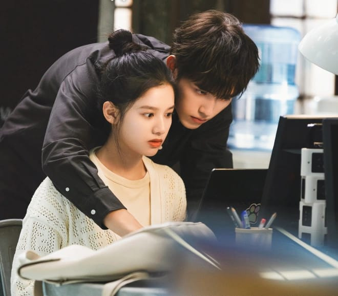 Chiếc Bật Lửa Và Váy Công Chúa tiếp tục giúp dòng phim hiện đại của Youku ghi thêm dấu mốc đáng chú ý trong năm 2022. Trần Phi Vũ và Trương Tịnh Nghi đảm nhận hai nhân vật Lý Tuân và Chu Vận, bắt đầu từ mối quan hệ trong những năm đại học. Lý Tuân là một tài năng trong lĩnh vực lập trình, còn Chu Vận dần trở thành người đồng hành quan trọng trong cuộc sống của anh. Tình yêu tuổi trẻ của họ sau đó phải đối diện với biến cố lớn, tạo ra khoảng cách kéo dài giữa hai người. Việc kết hợp chuyện tình thời đại học với những bước ngoặt của cuộc đời giúp bộ phim vượt khỏi khuôn khổ một câu chuyện thanh xuân đơn thuần.