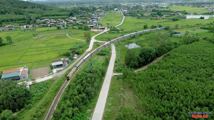 &nbsp;Đoàn tàu Thống Nhất đi qua khu vực xã Quỳnh Văn có nhiều đồi núi. Ảnh: báo Nghệ An