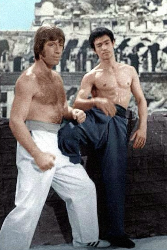 Trái với sự đối đầu sống còn trên màn ảnh, mối liên hệ giữa Lý Tiểu Long và Chuck Norris ngoài đời gắn nhiều hơn với sự giao lưu và học hỏi võ thuật.