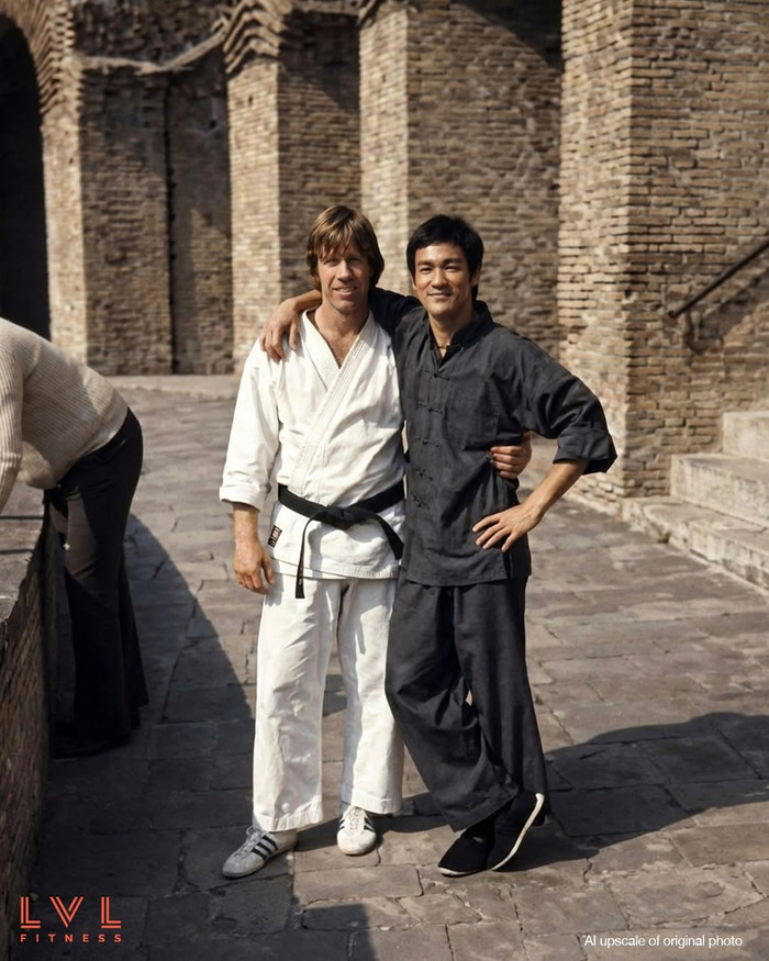 Trước khi nổi tiếng tại Hollywood, Chuck Norris đã sở hữu nền tảng võ thuật và kinh nghiệm thi đấu, giúp màn đối đầu với Lý Tiểu Long thêm thuyết phục.