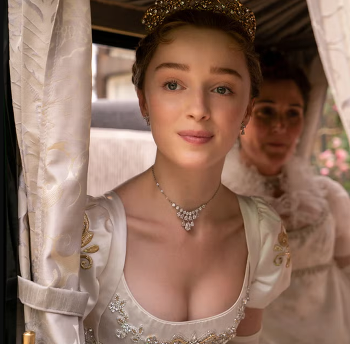 Ở tuổi 31, Phoebe Dynevor bước vào một chương mới trong đời sống riêng bên Cameron Fuller, đồng thời tiếp tục mở rộng sự nghiệp trên màn ảnh rộng.