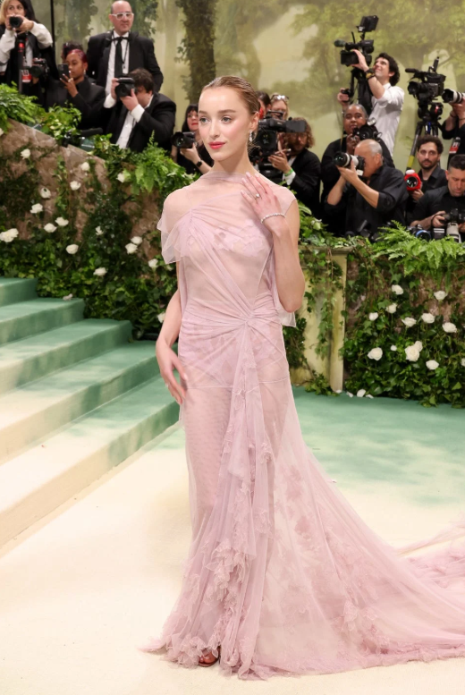 Phoebe Dynevor từng gây chú ý khi xuất hiện với nhẫn đính hôn tại Met Gala 2024, hơn hai năm trước khi cặp đôi tiến tới hôn nhân. Ảnh: Getty Images.